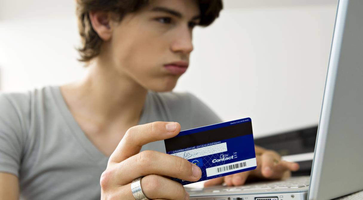 С какого возраста можно оформить кредитную карту?